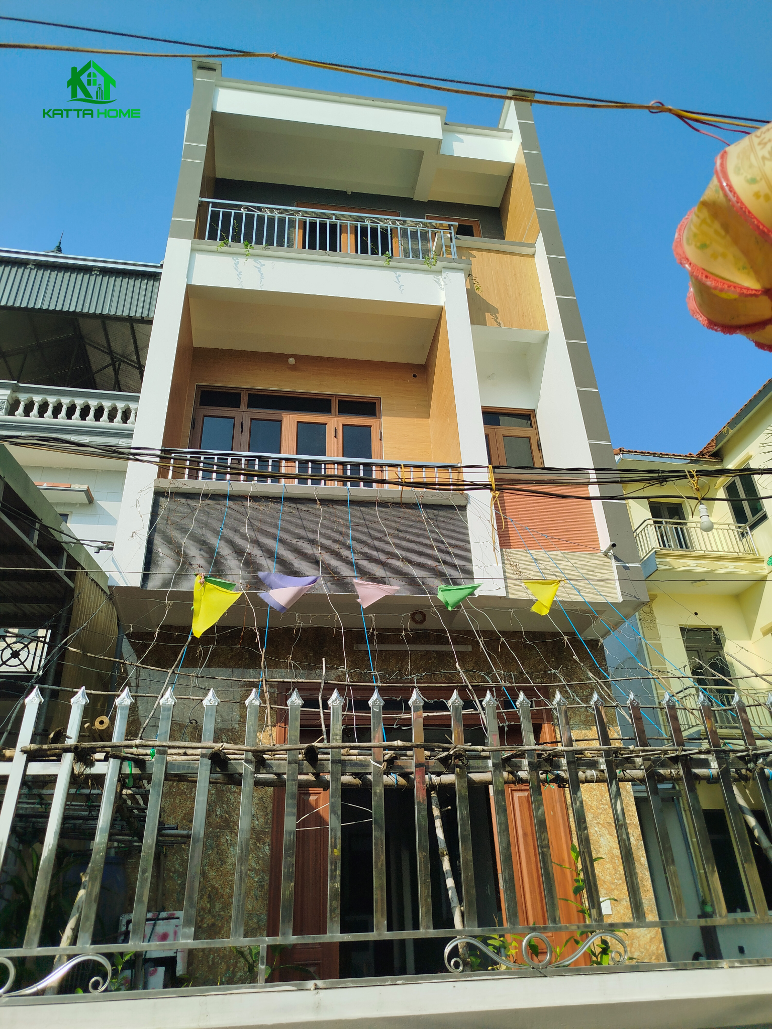 Nhà phố 3 tầng màu sắc nổi bật Nhà phố 3 tầng