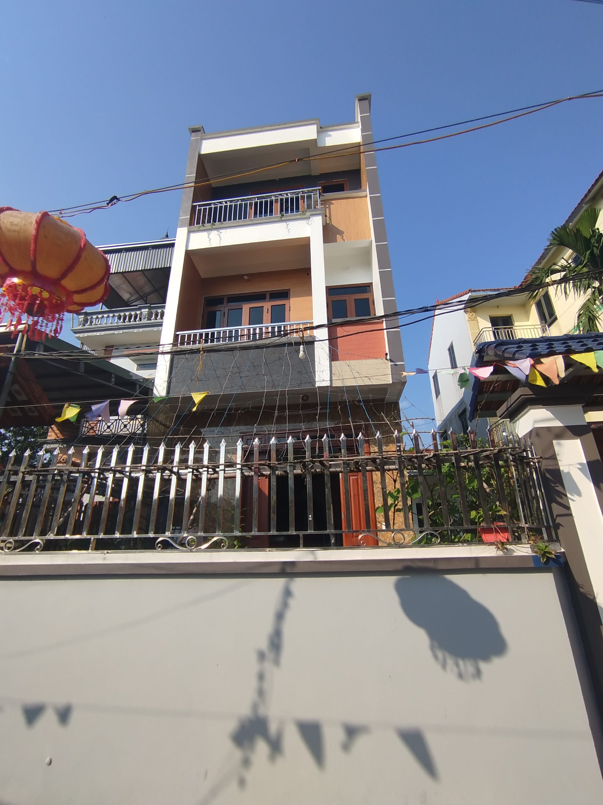 Nhà phố 3 tầng màu sắc nổi bật Nhà phố 3 tầng màu sắc nổi bật - Ảnh 2