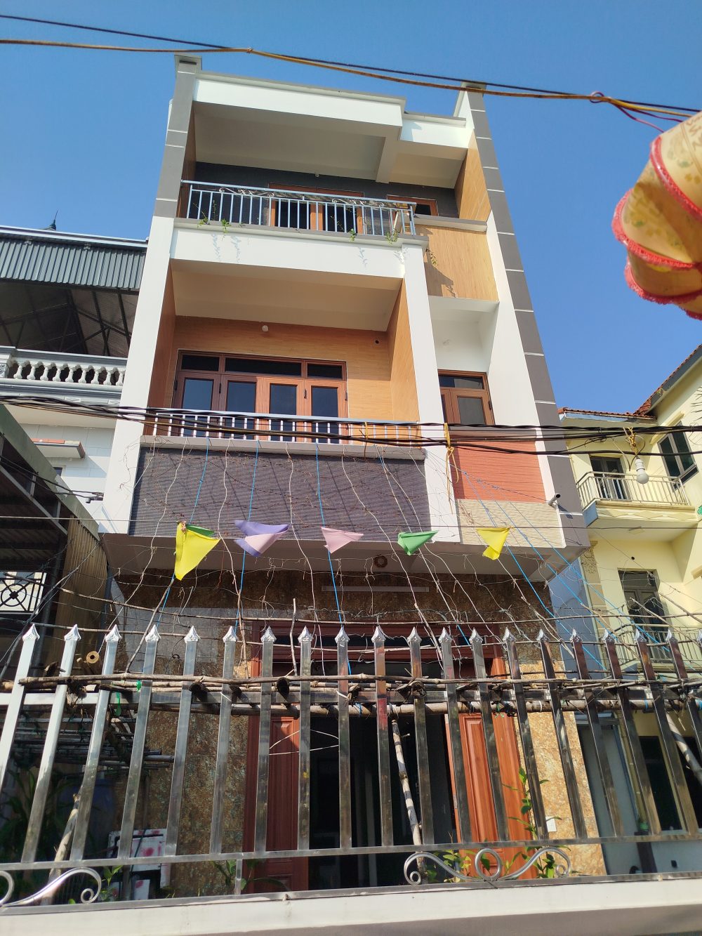 Nhà phố 3 tầng màu sắc nổi bật IMG 20251124 085401