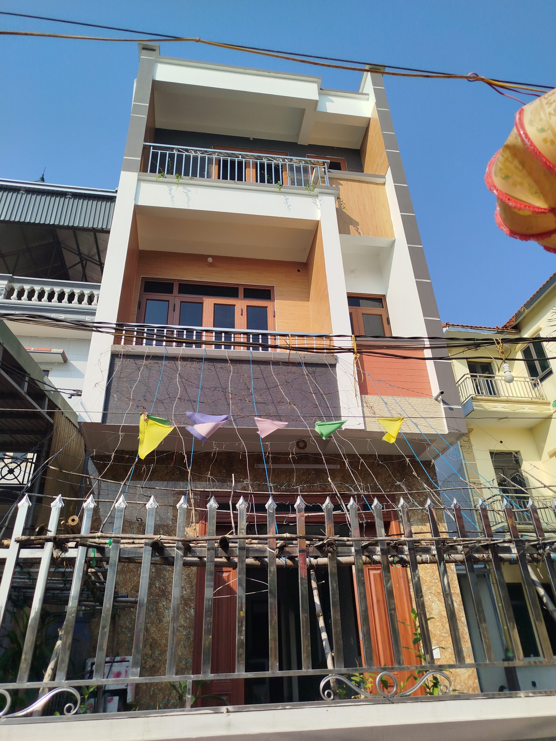 Nhà phố 3 tầng màu sắc nổi bật Nhà phố 3 tầng màu sắc nổi bật - Ảnh 4