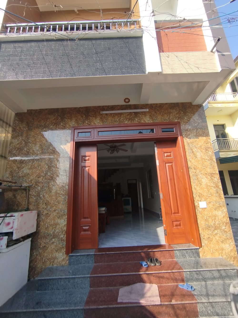 Nhà phố 3 tầng màu sắc nổi bật IMG 20251124 085419