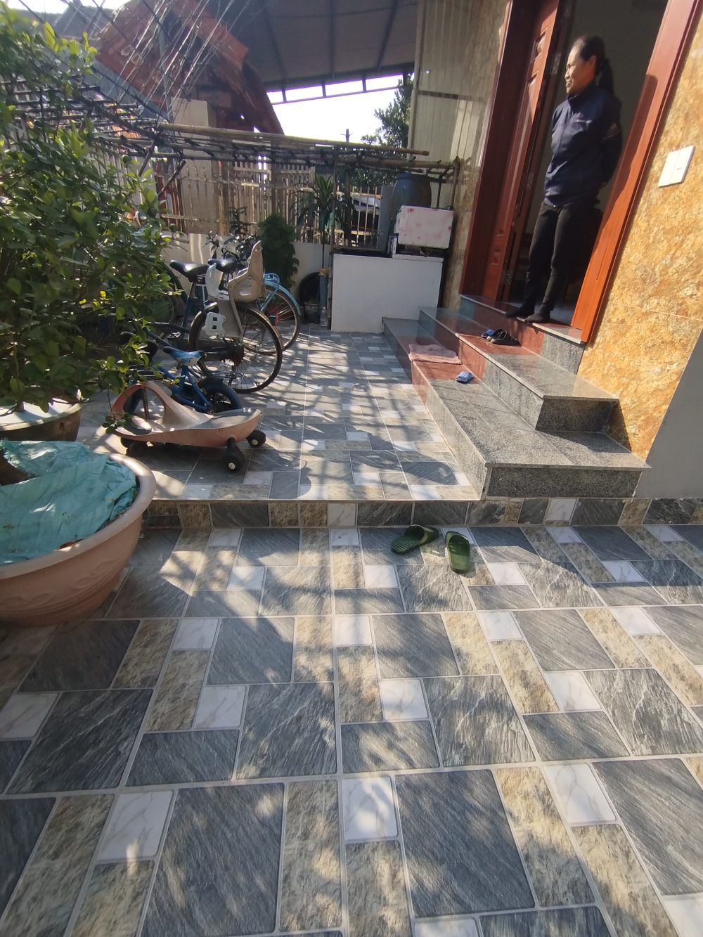 Nhà phố 3 tầng màu sắc nổi bật IMG 20251124 085713