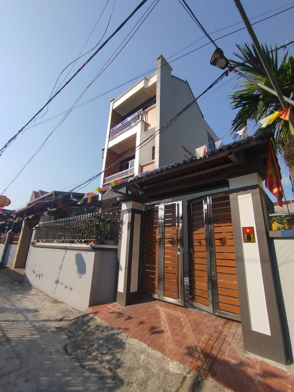 Nhà phố 3 tầng màu sắc nổi bật IMG 20251124 085905