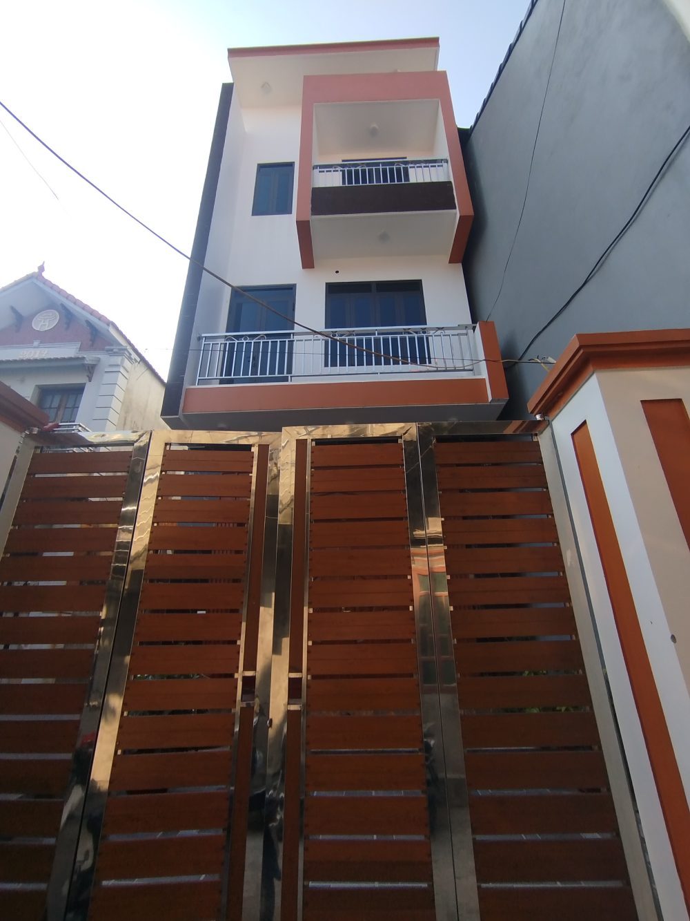 Nhà phố 3 tầng đơn giản tiện nghi IMG 20251124 090121 1