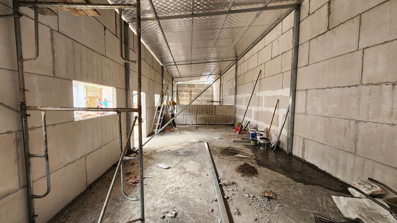 Tháo dỡ mái và chuẩn bị mặt bằng thi công