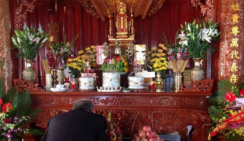 Đặt lọ hoa, mâm quả